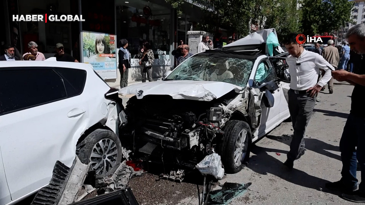Freni patlayan kamyon, caddeyi böyle savaş alanına çevirdi: 10 araç zarar gördü, 5 yaralı