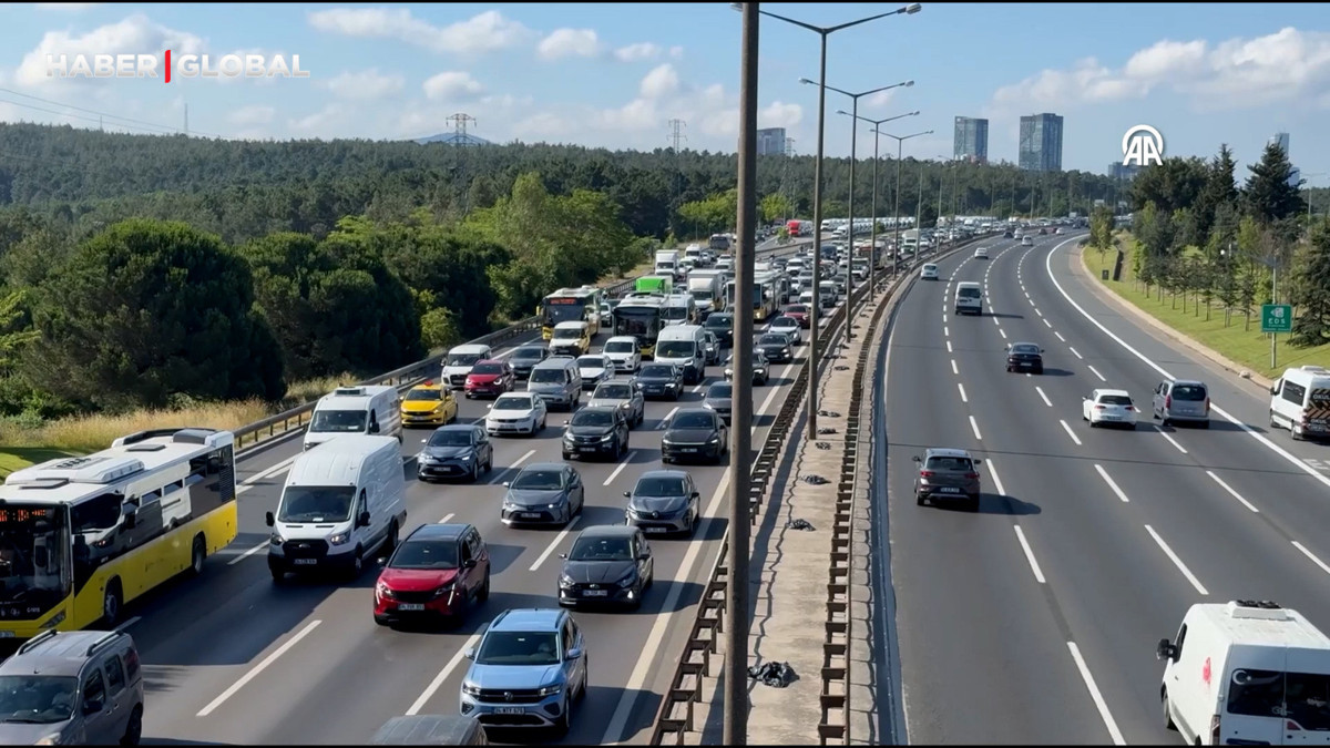 İstanbul'da haftanın ilk iş gününde trafik yoğunluğu yaşanıyor