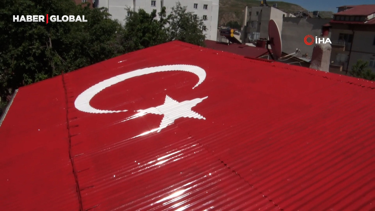 Vatan sevgisini evinin çatısına işledi