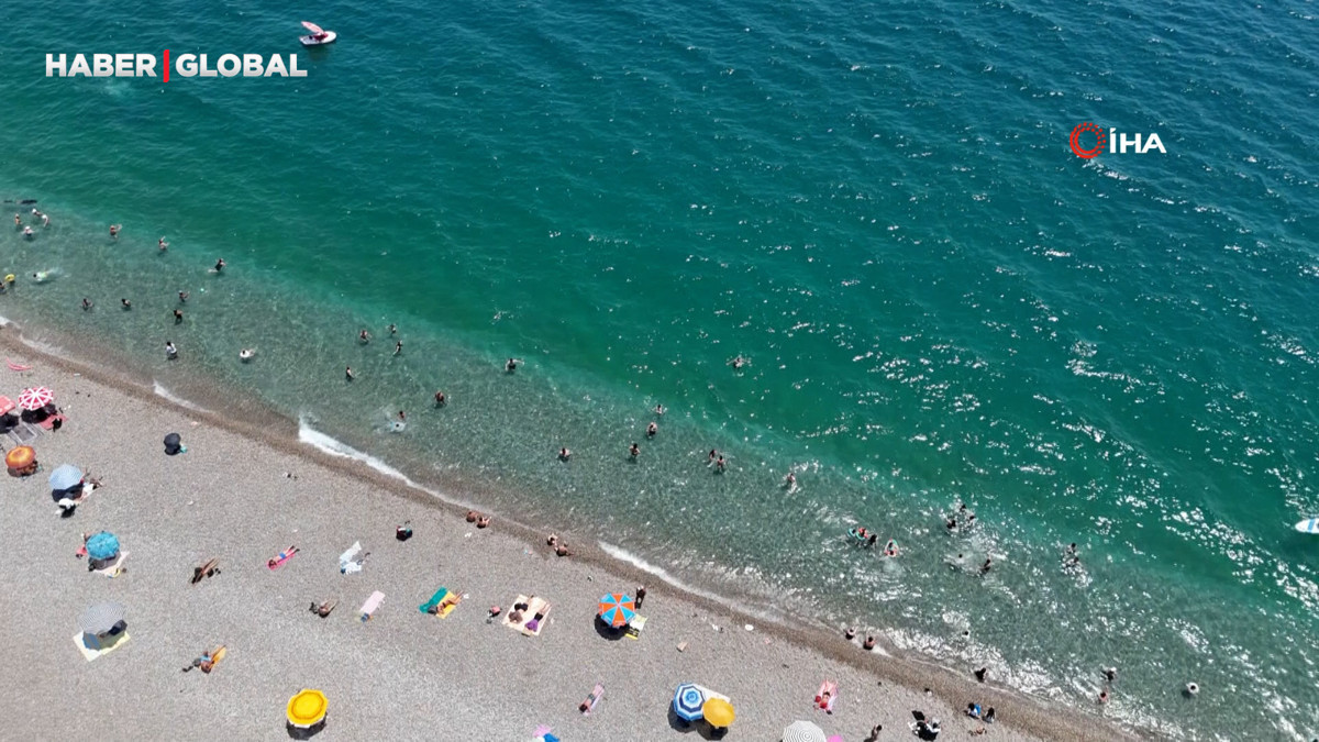 Antalya'da termometreler 38 dereceyi gösterdi, sahiller doldu