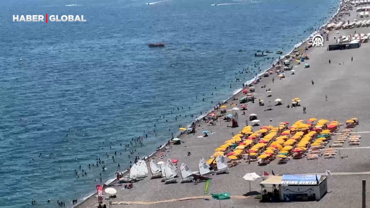 Antalya'da 38 dereceyi bulan sıcaklık sahilleri doldurdu