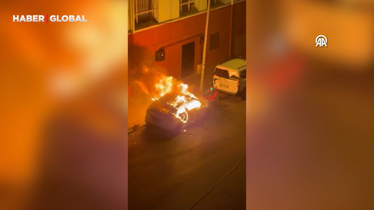 Fatih'te park halindeki otomobili tiner döküp yaktı