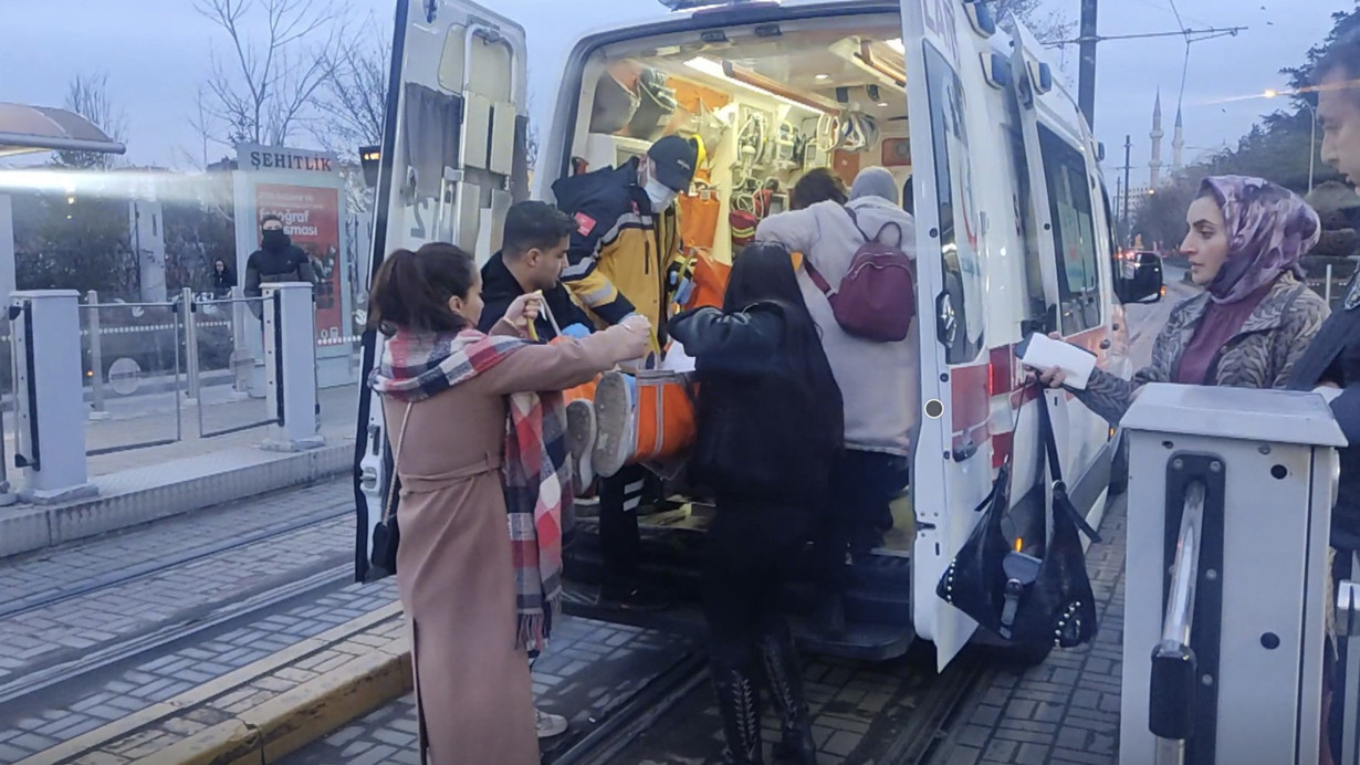 Eskişehir'de liselilerin kavgası kanlı bitti! Ortalık karıştı