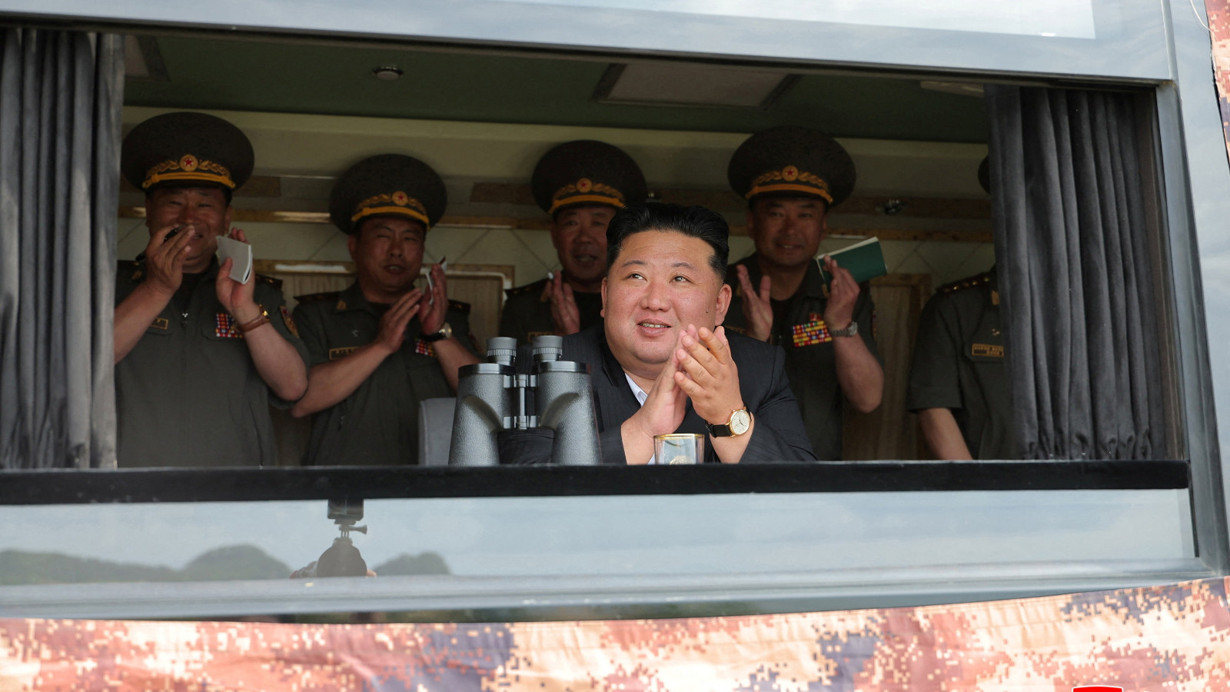 Şimali Koreya lideri Kim Çen In yeni silahların sınaqlarını izləyib.