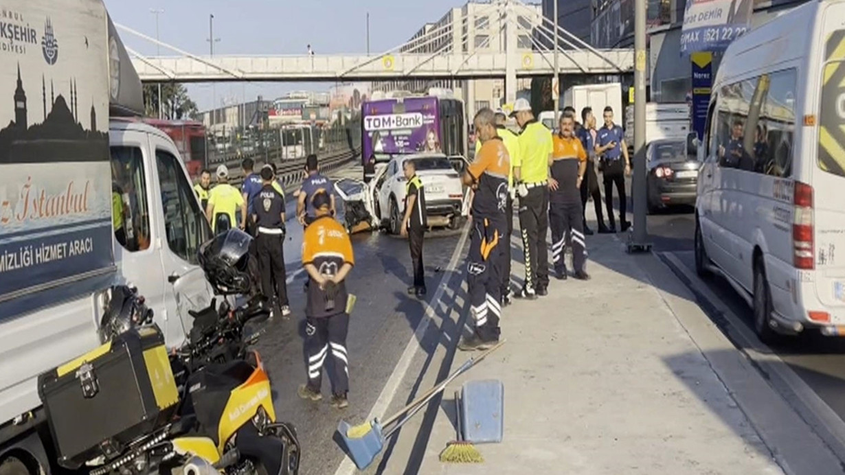 Küçükçekmece D-100'de otomobil, İETT otobüsüne çarptı: 3 ölü