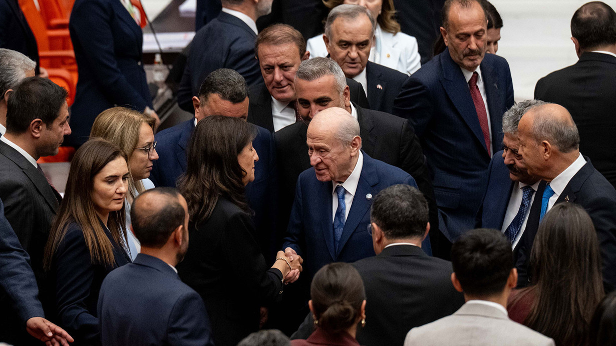 Meclis’te geceye damga vuran görüntü! Bahçeli DEM Parti sıralarına gitti