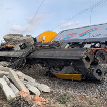 Nevşehir’de yük treni tıra çarptı: Makinistler yaralandı
