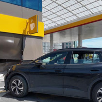 Büyükçekmece'de bir otomobil akaryakıt istasyona daldı