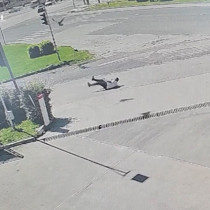 Elazığ'da karganın saldırısına uğrayan kişinin başına gelenler sosyal medyada gündem oldu