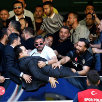 Fenerbahçe olağanüstü seçimli genel kurulunda arbede çıktı