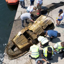 Tuzla'da batık tekneler temizleniyor