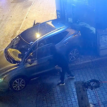 Adana'da soygun: Ciple çarpıp kepengini kırdıkları döviz bürosundan 16 bin dolar çaldılar