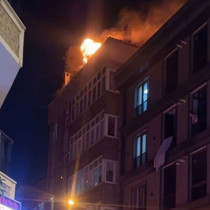 İstanbul Esenyurt’ta 4 katlı binanın çatısında yangın