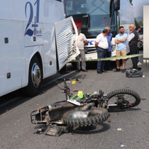 Emniyet şeridinde duran otobüse çarpan motosikletli can verdi