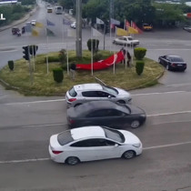 Hatay'da kavşağa düşen Türk bayrağını yoldan geçen sürücüler kaldırdı