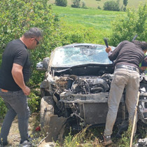 Gümüşhane'de hafif ticari araç şarampole devrildi