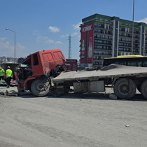 TIR, emniyet şeridinde park halindeki araçlara çarptı: 1 ölü, 1 yaralı