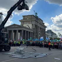 Berlin'de hastane kesintilerine yönelik protestoda hastane yatakları parçalandı