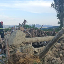 Burdur'da kerpiç ev çöktü: Yaralılar var