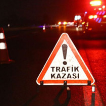 Bakırköy'de elektrik direğine çarpan motosikletteki 2 kişi hayatını kaybetti