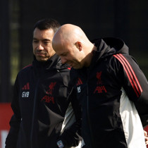 Liverpool'da yaprak dökümü! Van Bronckhorst da kovuldu