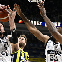Beşiktaş, Fenerbahçe'yi yenerek seride öne geçti