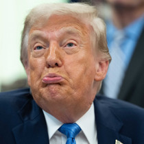 Donald Trump 80 yaşında: Davranışları giderek tuhaflaşıyor! Dünyayı bekleyen tehlike