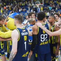 Aziz Yıldırım'ın izlediği maçta Fenerbahçe, derbiyi kazandı