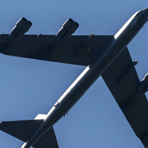 B-52 Stratofortress bombardıman uçağı kalkıştan kısa süre sonra düştü