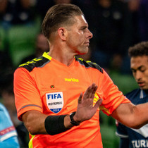 FIFA, VAR odasında "üstünlük işareti" yapmakla suçlanan hakeme sahip çıktı