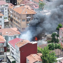 Fatih'te binada çıkan yangın araçlara sıçradı