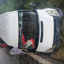 İzmir'de işçi servisi devrildi: Ölü ve yaralılar var
