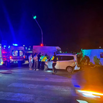 İki kamyonet ile hafif ticari araç çarpıştı: 1'i ağır 10 yaralı