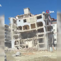 Hatay'da iş makinesinin tek dokunuşu ile yerle bir olan bina kamerada