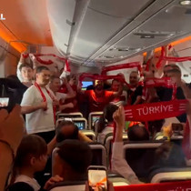 Taraftarlardan uçakta milli takım coşkusu