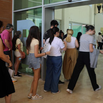 Sınava son anda yetişen adaylara velilerden alkışlı destek