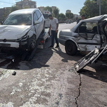 Kayseri’de zincirleme kazada otomobil kağıt gibi ezildi