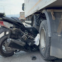 Motosiklet kamyonun tekerleri arasına ok gibi saplandı: Emekli komiser yardımcısı can verdi