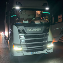 Otobanda yolun karşısına geçerken tır çarpan şahıs öldü