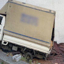 Kağıthane'de feci kaza! Yokuştan kayan kamyonet gecekondunun çatısına düştü