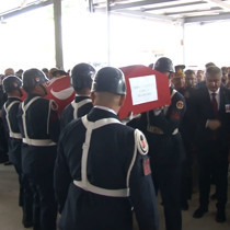 Şehit babası yürekleri dağladı, oğlunun tabutuna koşup öptü