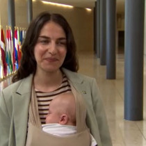 AB'de bir ilk yaşandı: İsveçli Bakan, toplantıya 3 aylık bebeğiyle geldi