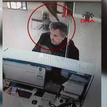 Bankada işlem yaparken üstüne kedi düştü, "Kalpten gidiyorduk, sonra kahkaha attık"