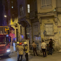 Beyoğlu'nda bir binanın duvarı çöktü! Bina sakinleri tahliye edildi