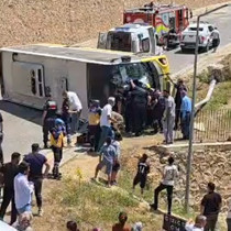 Çocuğa çarpmamak için manevra yaptı, halk otobüsü devrildi