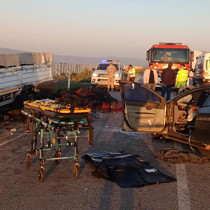 Erzurum'da otomobil, kiraz yüklü kamyonete çarptı: Çok sayıda ölü ve yaralı var