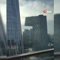 Çin’de uçak 108 katlı gökdelene çarptı