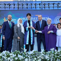 Cumhurbaşkanı Erdoğan, torunu Ömer Tayyip Erdoğan'a diplomasını takdim etti