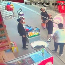 Küçükçekmece'de 7'inci kattan düşen kediyi şemsiye ile kurtardı, o anlar yürekleri ısıttı