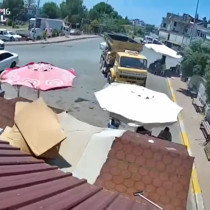 Serik'te hortum paniği: Tente müşterilerin üzerine çöktü, facia saniyelerle atlatıldı